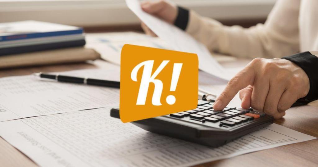 Auf einem Schreibtisch liegen Dokumente und ein Stift und eine Person tippt mit der linken Hand auf einem Taschenrechner.