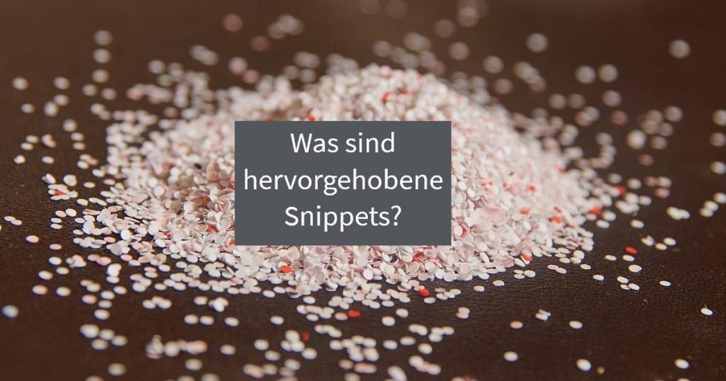 Auf braunem Untergrund liegen Papierschnipsel aus einem Locher zu einem kleinen Berg aufgetürmt.