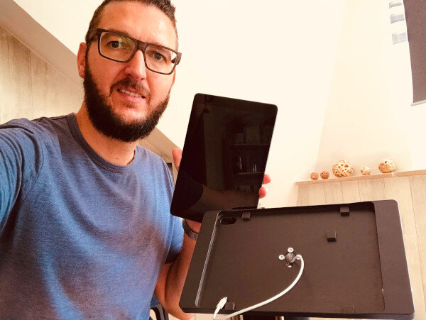 Oliver zeigt ein iPad und die Zettle Halterung des Kassensystems Oliver zeigt ein iPad und die Zettle Halterung des Kassensystems