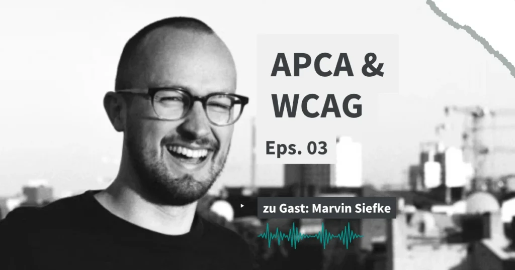 Lächelnder Mann mit Brille vor Stadtansicht. Text: "APCA & WCAG Episode 03 zu Gast: Marvin Siefke".