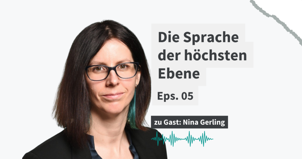 Porträt einer Frau mit Brille und dunklen, langen Haaren neben dem Podcast-Titel „Die Sprache der höchsten Ebene, Episode. 05“ zu Gast Nina Gerling und einer Audio‑Wellenform.