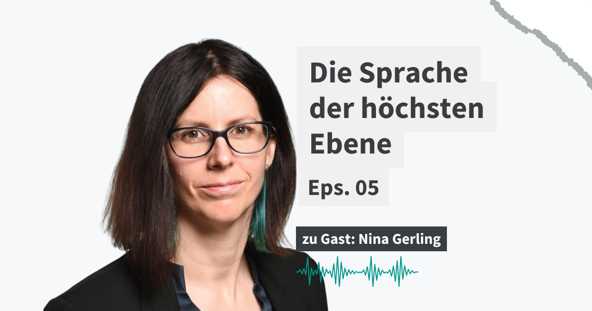 Porträt einer Frau mit Brille und dunklen, langen Haaren neben dem Podcast-Titel „Die Sprache der höchsten Ebene, Episode. 05“ zu Gast Nina Gerling und einer Audio‑Wellenform.