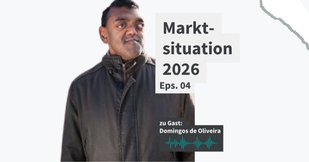 Ein Mann mit dunklen, kurzen Haaren lächelt. Er trägt ein dunkle Jacke. Text im Bild: Marktsituation 2026 Episode 4 zu Gast Domingos de Oliveira