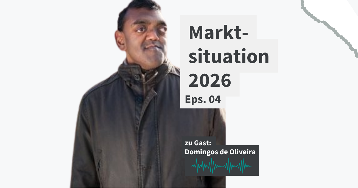 Ein Mann mit dunklen, kurzen Haaren lächelt. Er trägt ein dunkle Jacke. Text im Bild: Marktsituation 2026 Episode 4 zu Gast Domingos de Oliveira