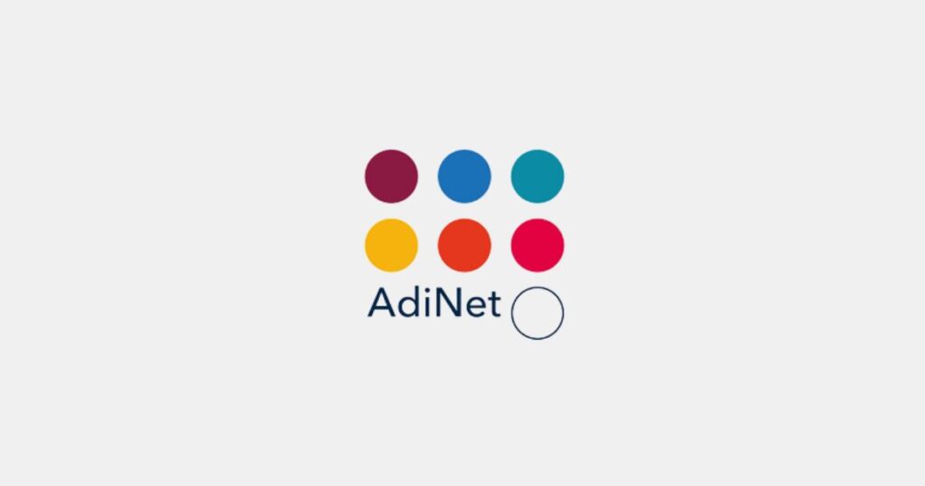6 runde Kreise in den Farben violett, blau, türkis, gelb, orange und rot und der Name AdiNet bilden das Logo vom AntiDiskriminierungsNetwerk
