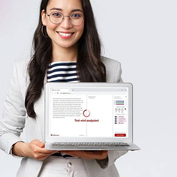 Eine Frau mit braunen langen Haaren und Brille hält einen Laptop mit capito digital in den Händen und lächelt.