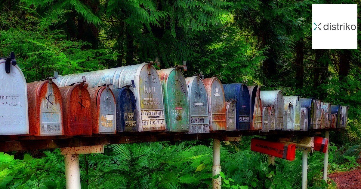 Verschiedene Briefkästen stehen auf Metallsäulen im Wald - Titelbild für Beitrag Email Signatur