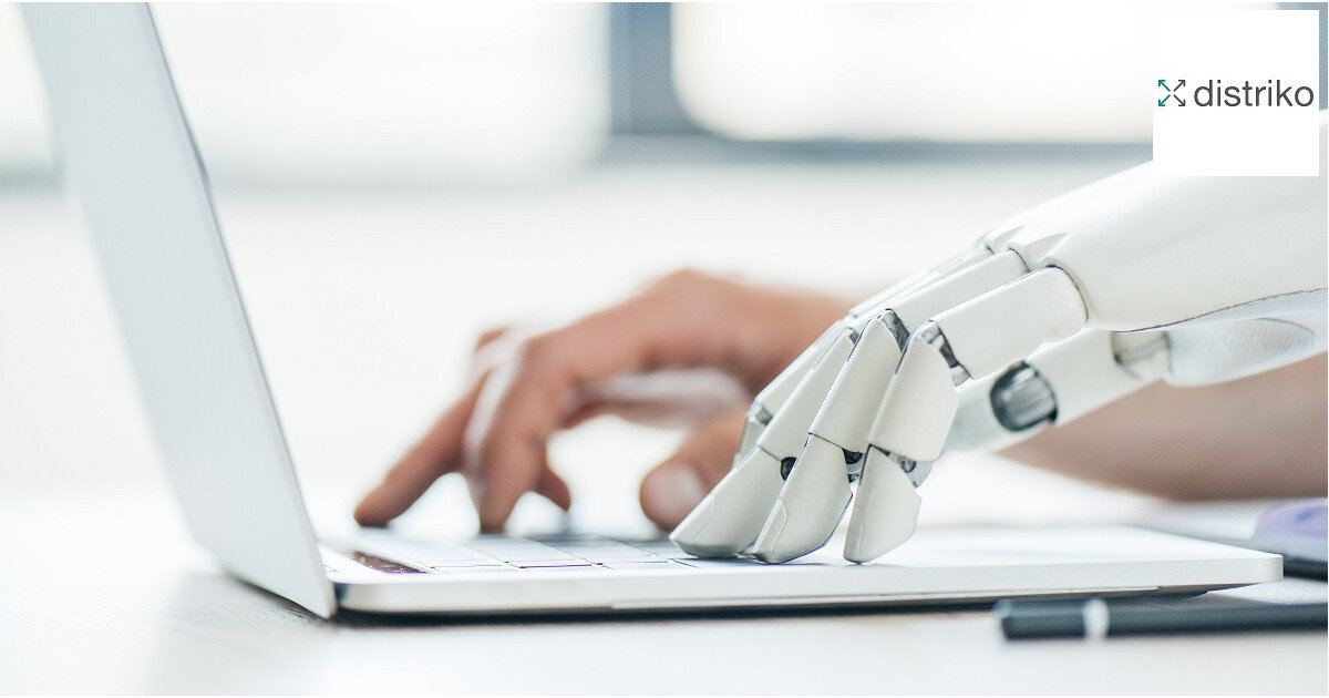 Eine menschliche und eine maschinelle Hand tippt auf einer Tastatur vom Laptop - capito digital ist erhältlich bei distriko