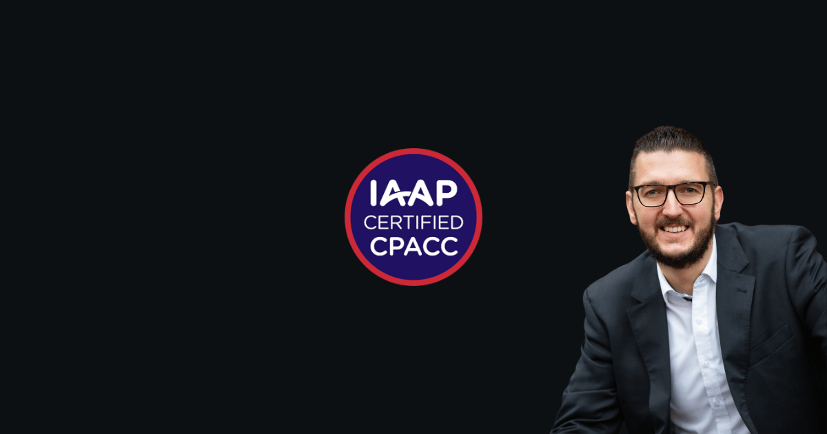 IAAP Certified CPACC Icon als blauer Kreis mit rotem Rahmen und weißer Schrift. Oliver Haake Klink lächelt und trägt ein blaues Sakko, ein weißes Hemd, dunkle kurze Haare, einen Bart und Brille.